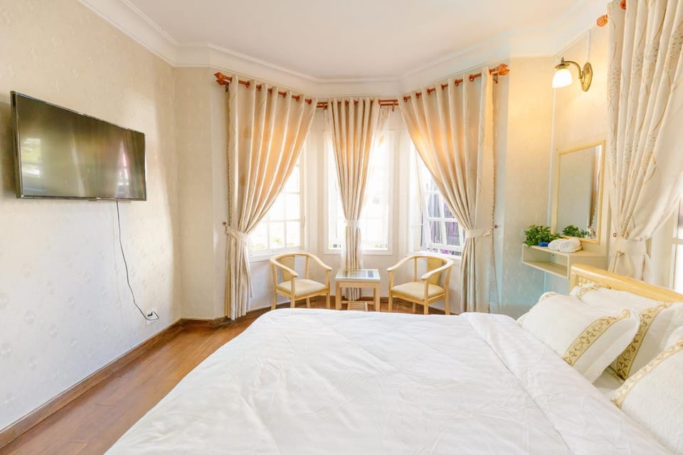 Communal lounge/ TV room, Bed, Bedroom