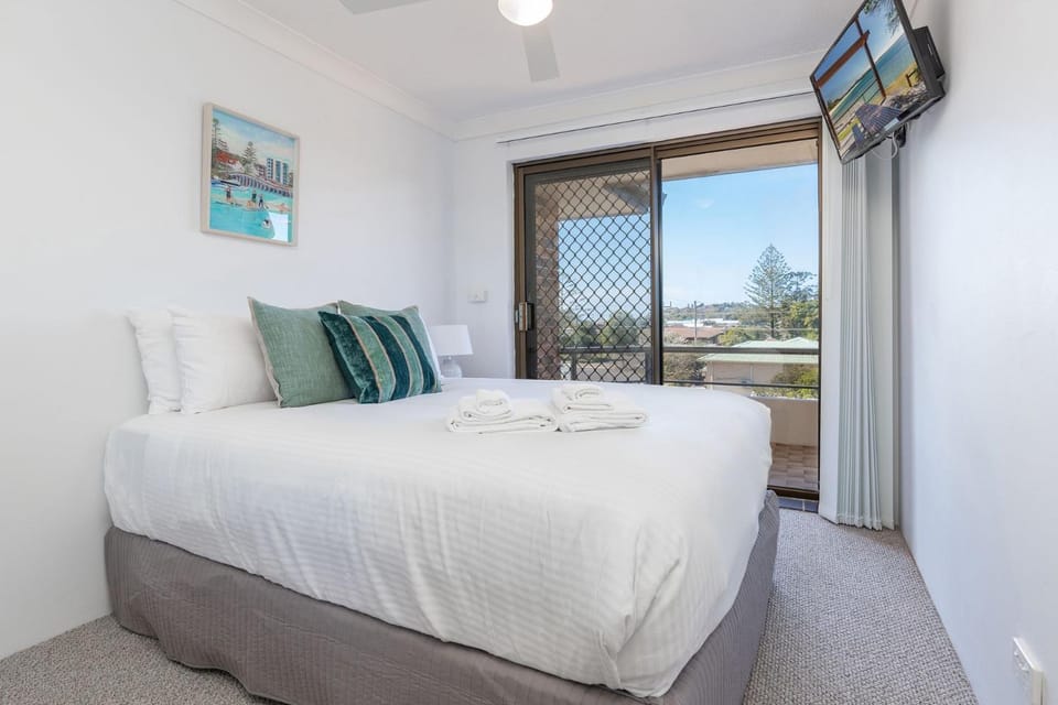 Bed, TV and multimedia, Bedroom