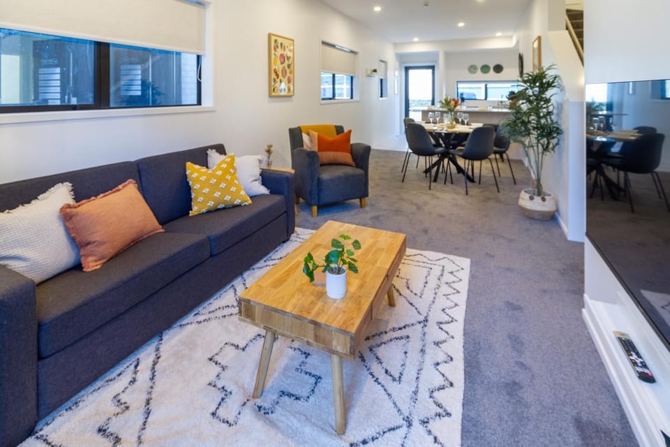TV and multimedia, Kitchen or kitchenette, Living room, Decorative detail, Seating area, Dining area
