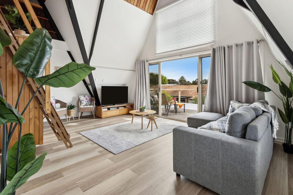 Rye Beach Chalet and Loft House in Melbourne