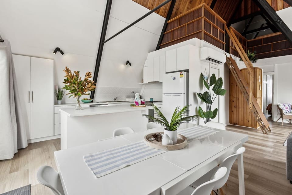 Rye Beach Chalet and Loft House in Melbourne
