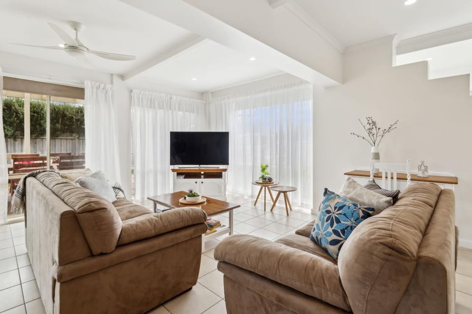 Rye Beach Chalet - Downstairs Only House in Melbourne