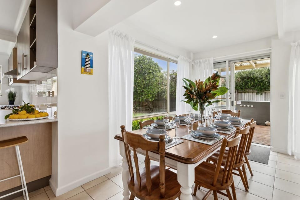 Rye Beach Chalet - Downstairs Only House in Melbourne