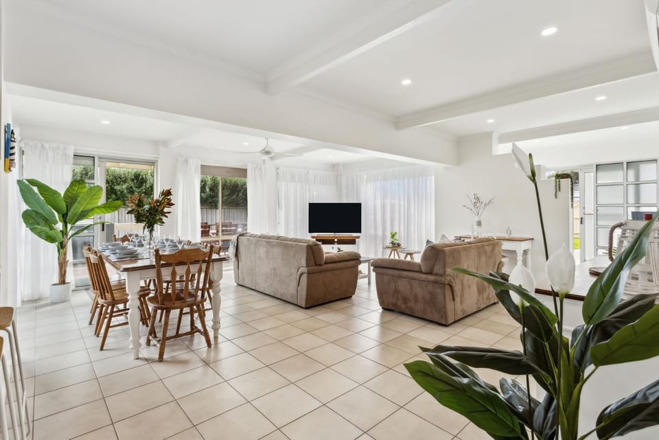 Rye Beach Chalet - Downstairs Only House in Melbourne