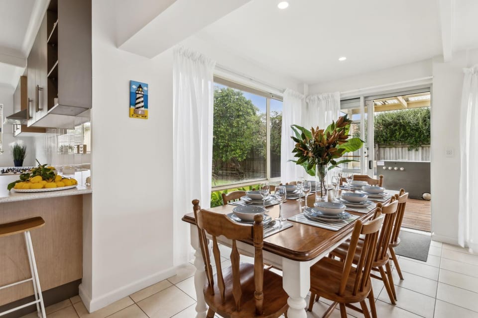 Rye Beach Chalet - Downstairs Only House in Melbourne