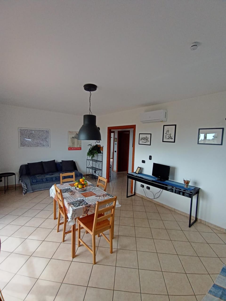 TV and multimedia, Living room, Seating area, Dining area