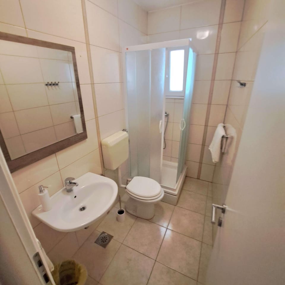 Shower, Toilet, Bathroom, towels