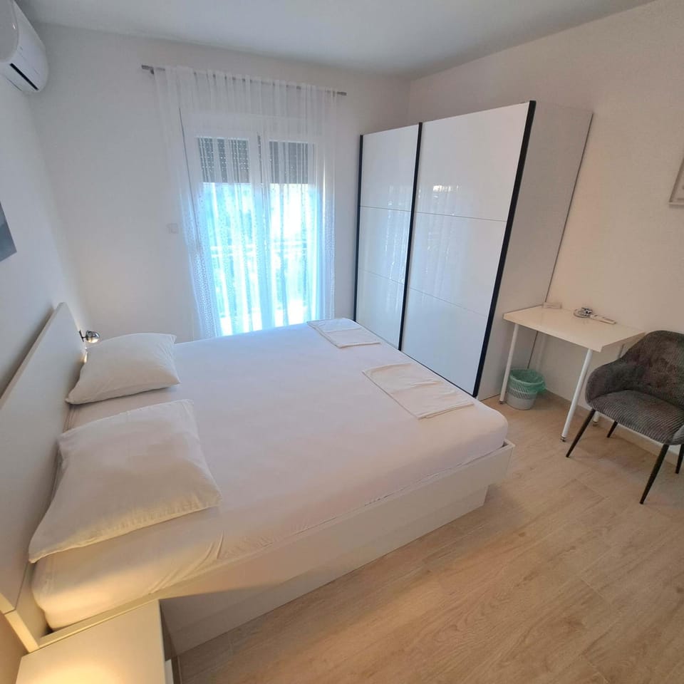 Bed, Bedroom, internet, wardrobe, air conditioner