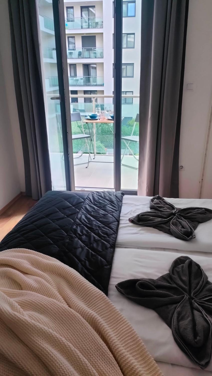 Cozy Studios near New York Cafe with Balcony, Parking, AC Apartment in Budapest