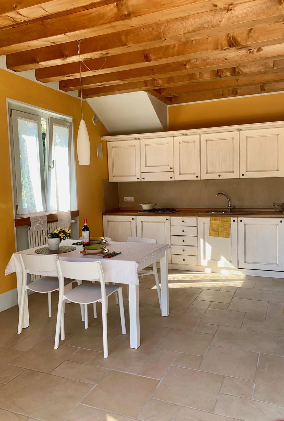 Kitchen or kitchenette, Dining area