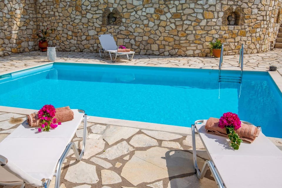 Patio, Swimming pool, sunbed