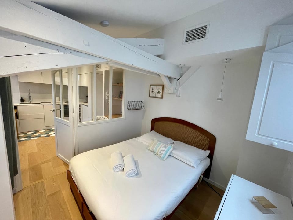 Bed, Photo of the whole room, Bedroom, towels