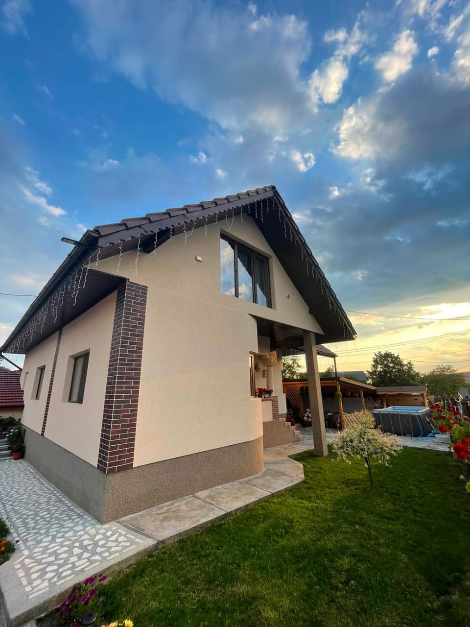 Property building, Restaurant/places to eat, Garden, Seating area, Swimming pool, Sunset