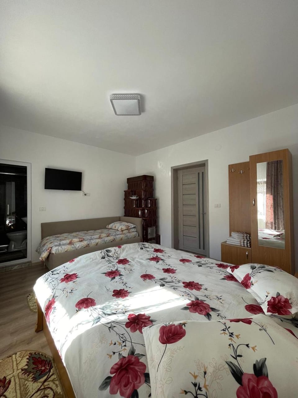 Communal lounge/ TV room, Bed, TV and multimedia, Photo of the whole room, Evening entertainment, Bedroom, wardrobe