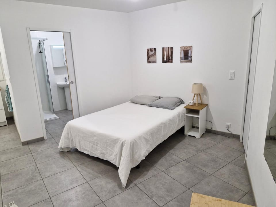 Logement confortable au cœur d'un village paisible Apartment in Auvergne-Rhône-Alpes