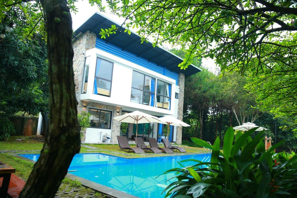 Property building, Day, Swimming pool