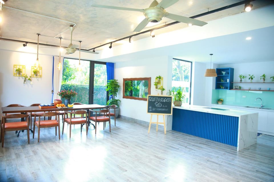 Kitchen or kitchenette, Living room, Seating area, Dining area, fireplace