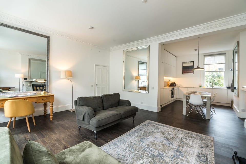Living room, Photo of the whole room