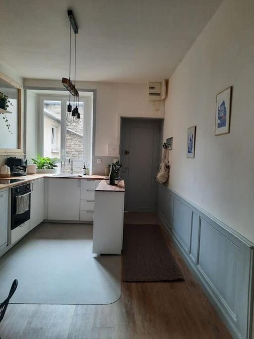 Kitchen or kitchenette, oven, stove