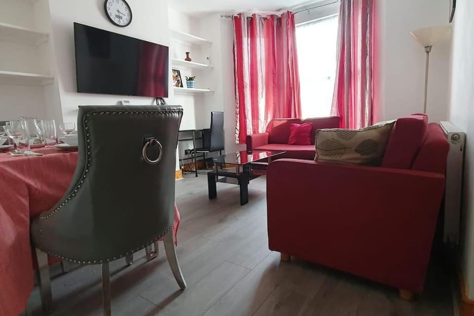 Communal lounge/ TV room, TV and multimedia, Living room, Seating area, Evening entertainment