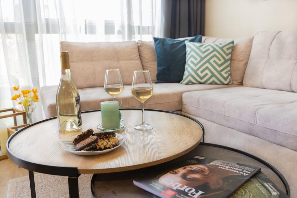 Living room, Seating area, Dining area, Food, Drinks