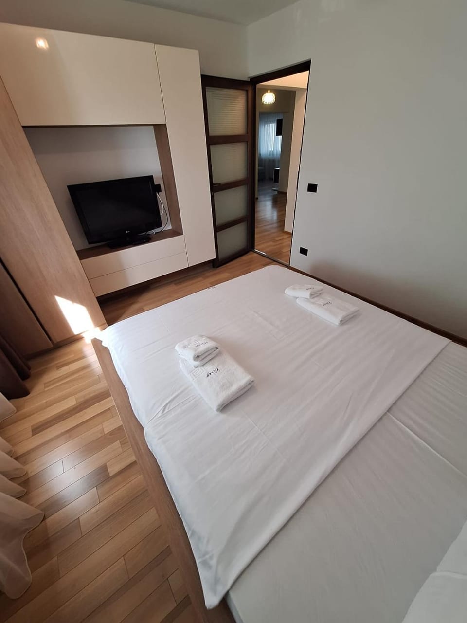 Bed, TV and multimedia, Photo of the whole room, Bedroom, towels, wardrobe