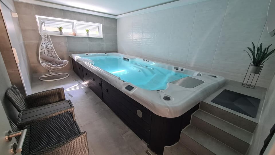 Hot Tub, Swimming pool
