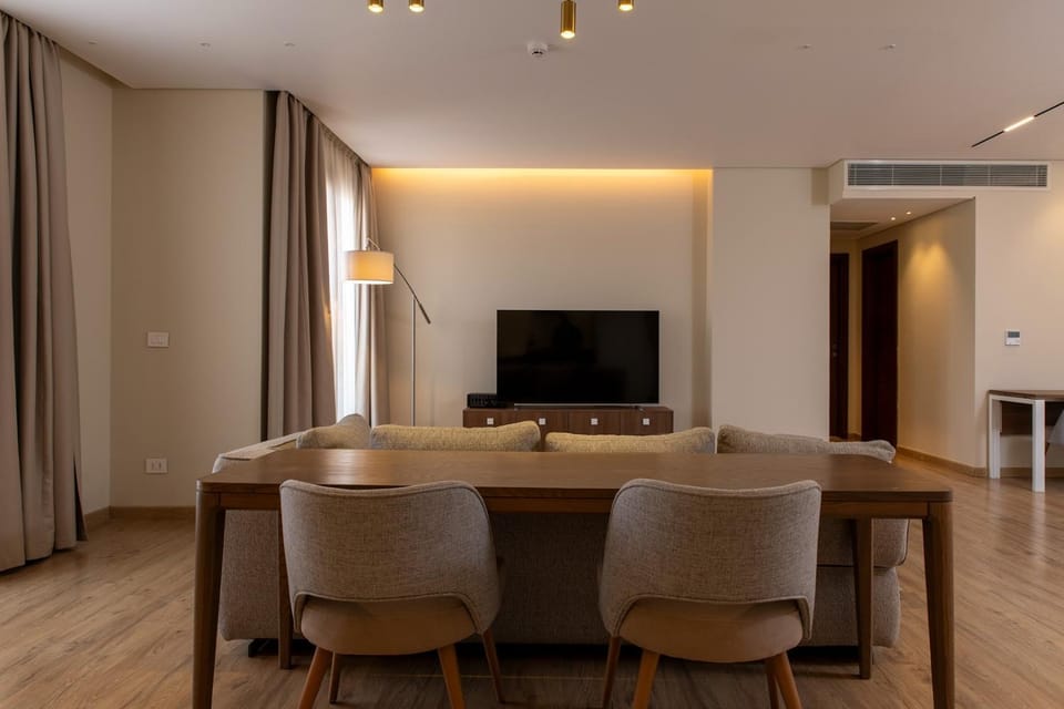 TV and multimedia, Living room, Seating area, Dining area