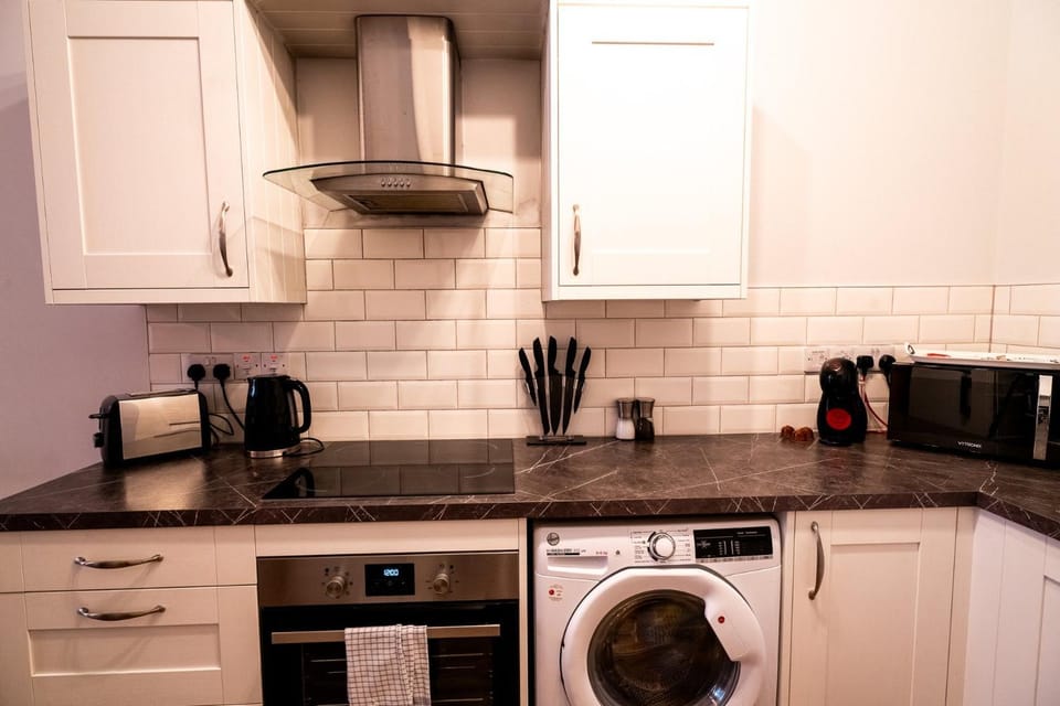 Chapel Retreat | King Bed | Central Swansea Apartment in Swansea