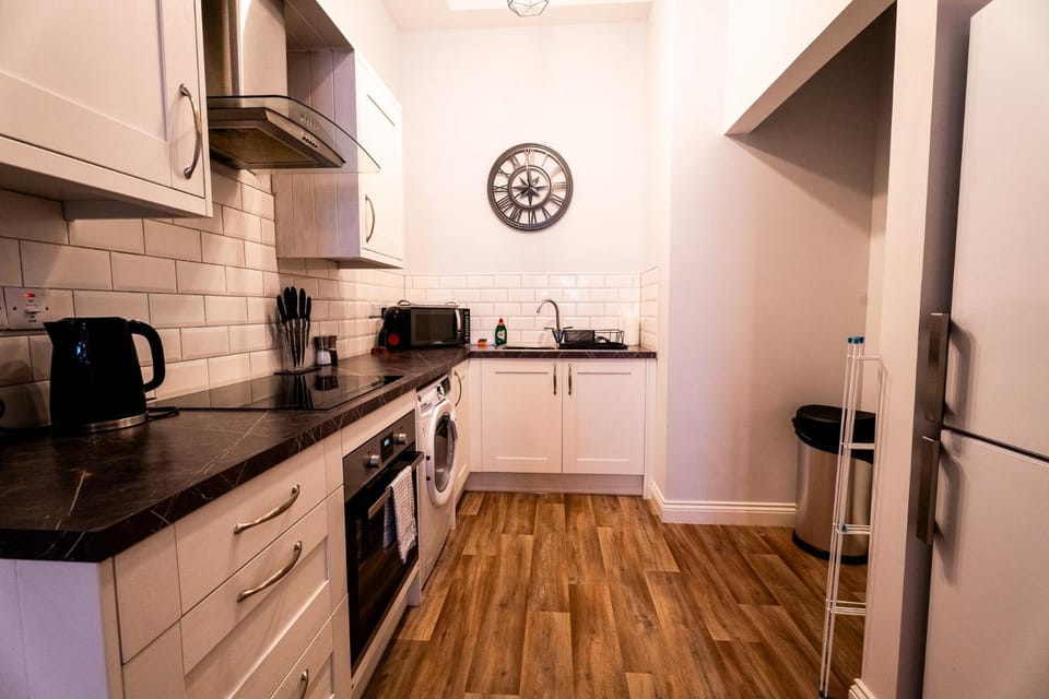 Chapel Retreat | King Bed | Central Swansea Apartment in Swansea