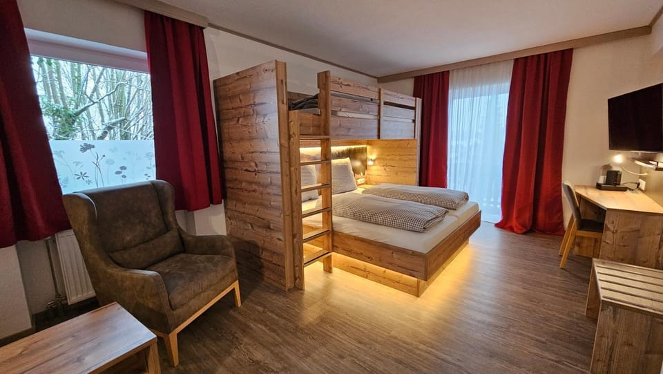 Bedroom, bunk bed