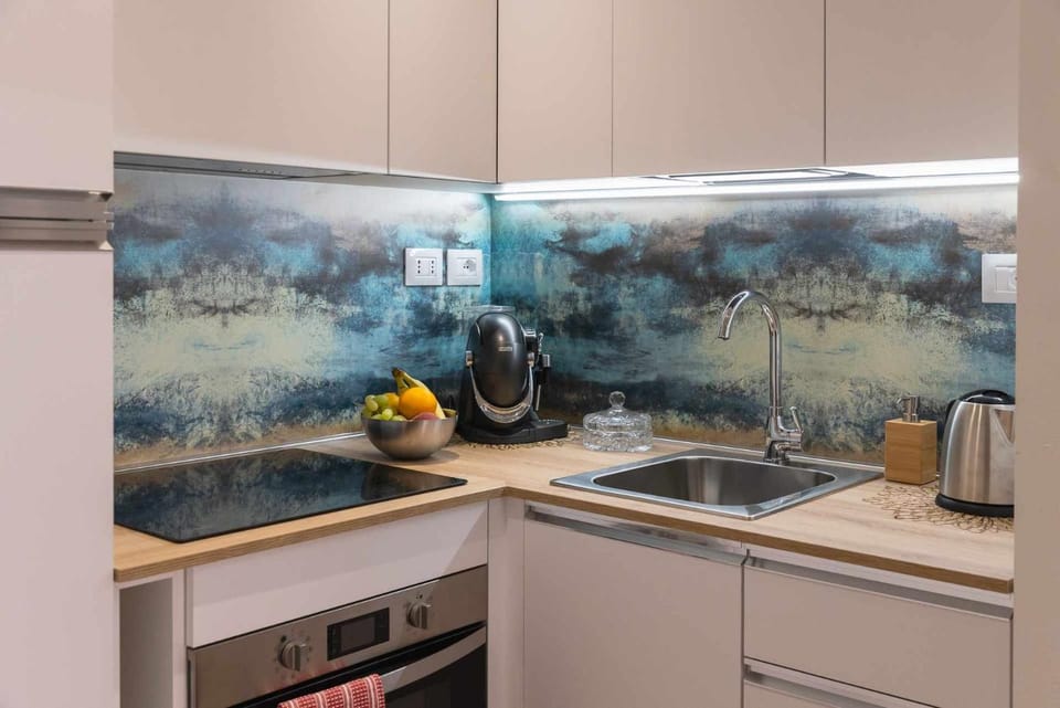 Coffee/tea facilities, Kitchen or kitchenette, stove