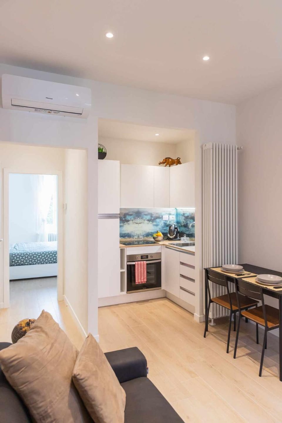 Kitchen or kitchenette, Living room, Seating area, Dining area, minibar, oven, pet friendly, stove, air conditioner