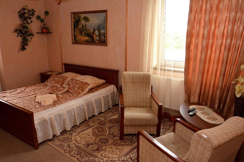 Bed, Living room, Photo of the whole room, Seating area, Bedroom