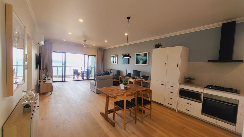 TV and multimedia, Kitchen or kitchenette, Living room, Seating area, Dining area, dishwasher, minibar, pet friendly, stove