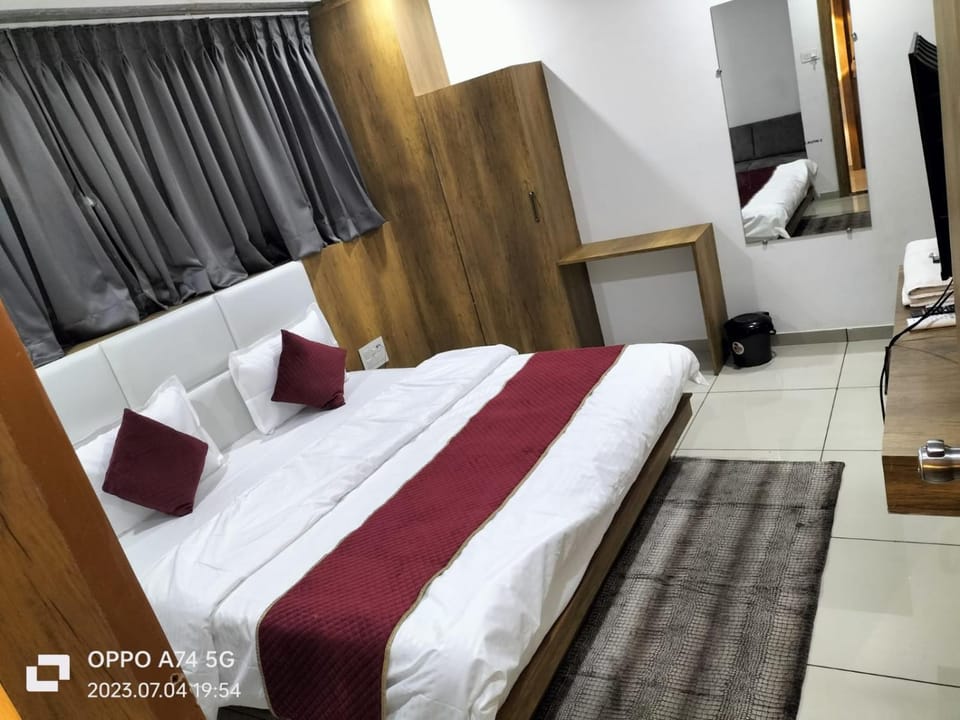 Bed, TV and multimedia, Photo of the whole room, Bedroom, towels