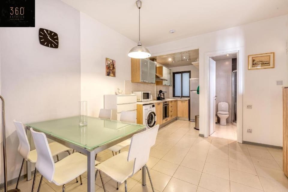 Kitchen or kitchenette, Dining area, minibar, oven, pet friendly, stove
