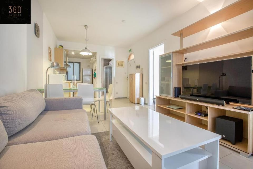 Communal lounge/ TV room, TV and multimedia, Kitchen or kitchenette, Living room, Seating area, Evening entertainment
