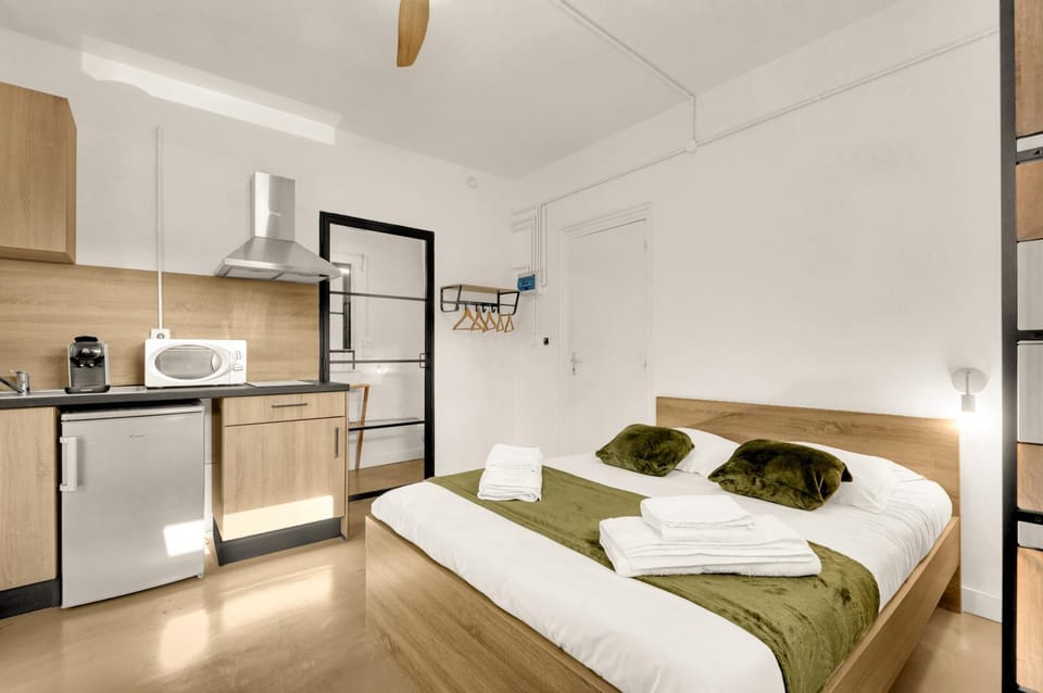 Bed, Kitchen or kitchenette