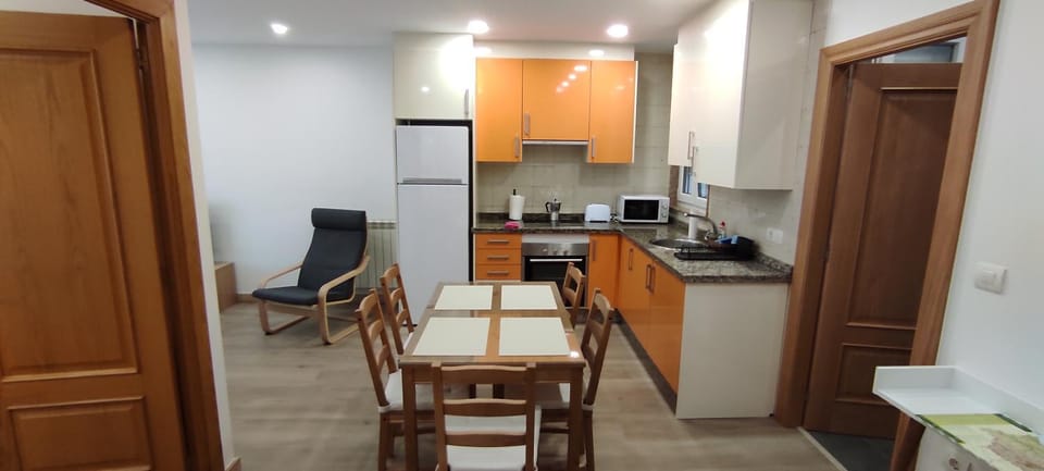 Kitchen or kitchenette, Dining area, minibar, pet friendly, stove