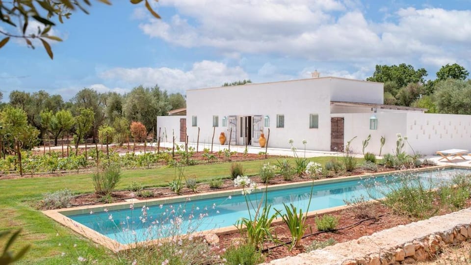 Property building, Spring, Day, Natural landscape, Garden, Garden view, Pool view, Swimming pool, sunbed