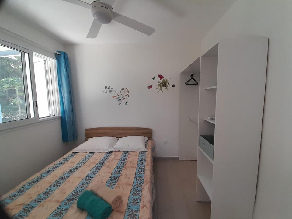 Photo of the whole room, fireplace