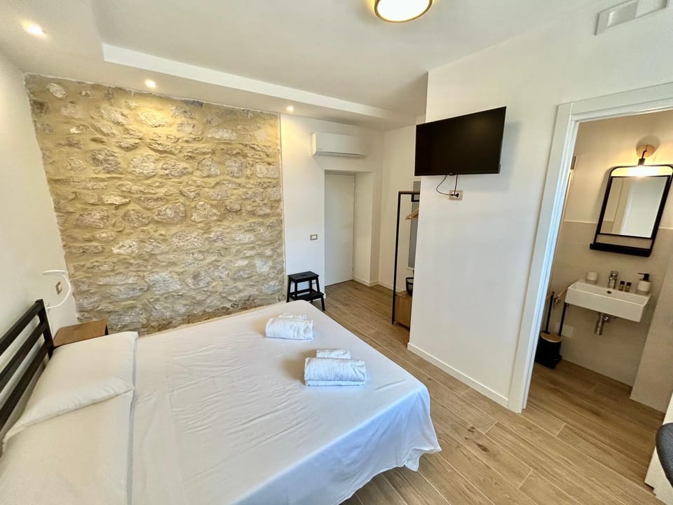 Bed, TV and multimedia, Photo of the whole room, Bedroom, towels, wardrobe