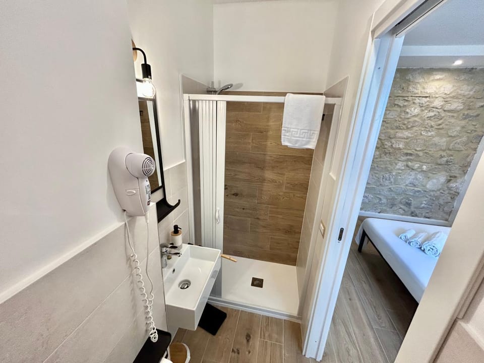 Shower, Toilet, Bathroom, Bedroom, towels