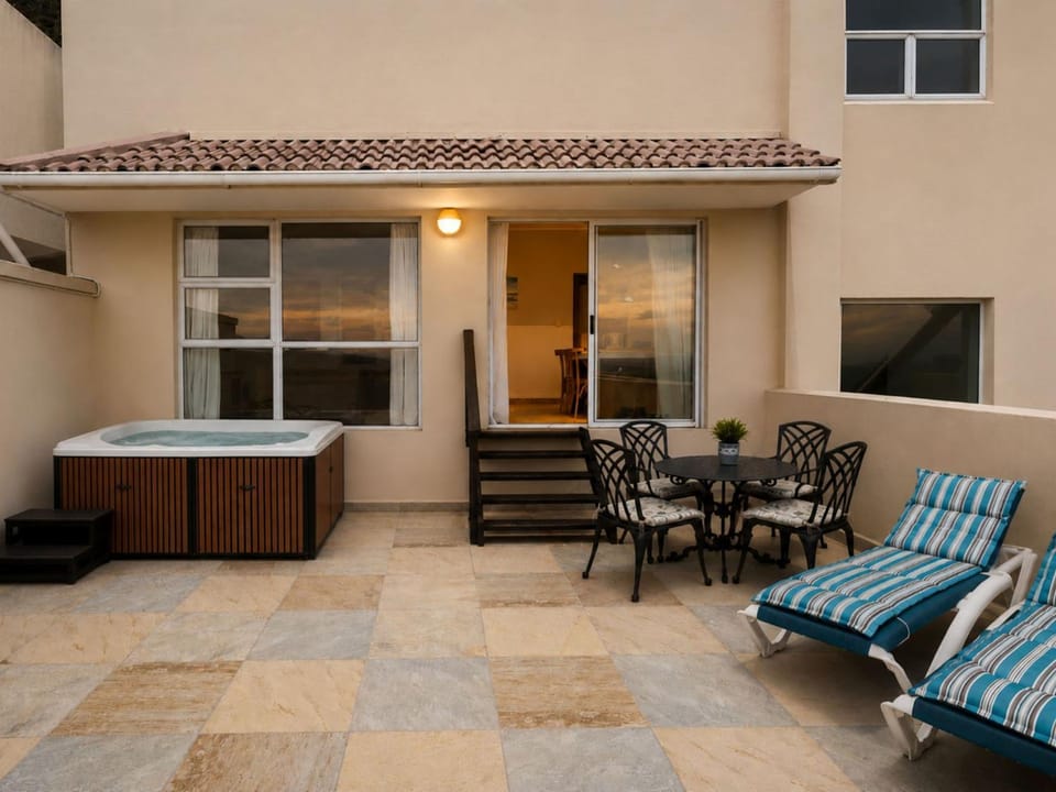 Hot Tub, Seating area, sunbed