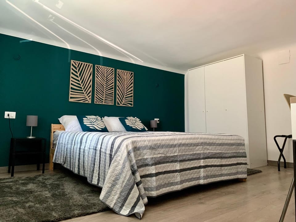 Bed, Photo of the whole room, Bedroom, locker