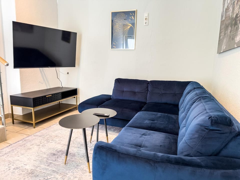 Communal lounge/ TV room, Communal lounge/ TV room, TV and multimedia, Living room, Seating area, Evening entertainment