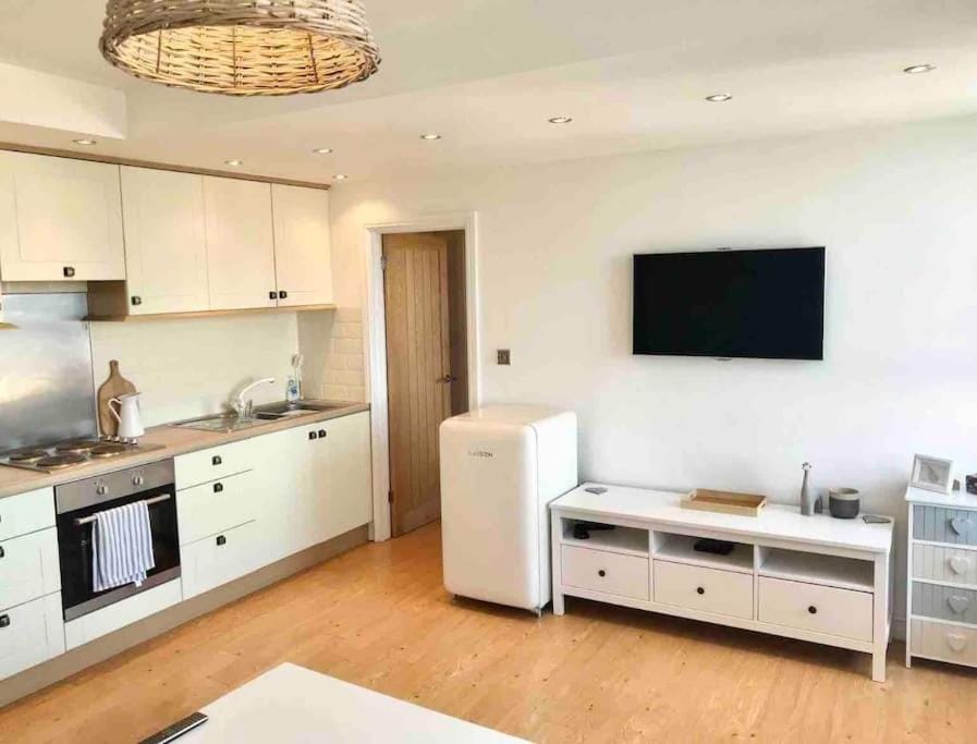 Kitchen or kitchenette, minibar, pet friendly, stove