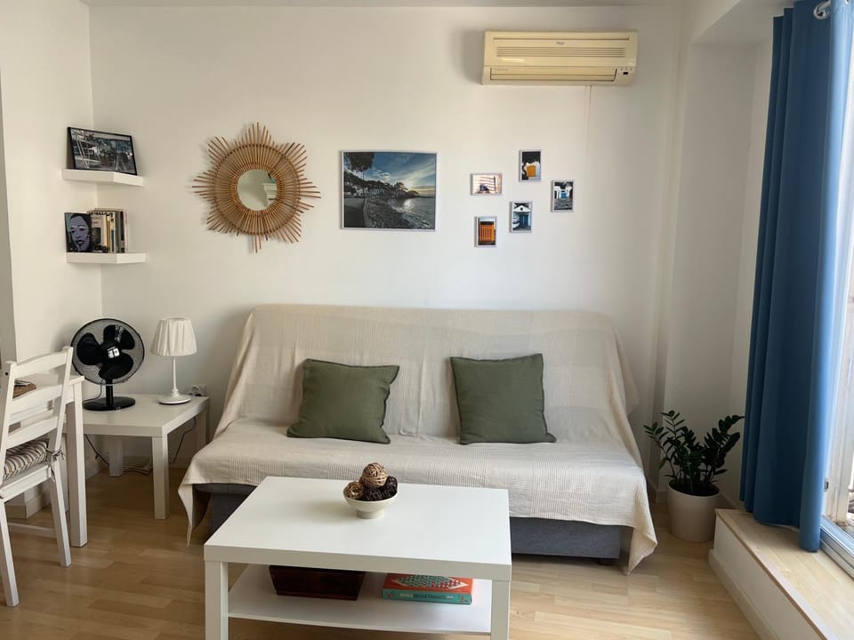 Living room, Seating area, Dining area, air conditioner