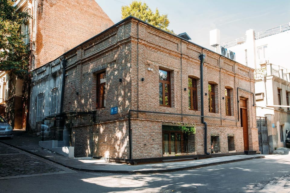 Property building, Neighbourhood, Location